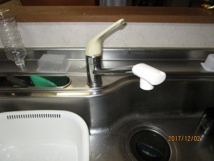 10年以上使用しているキッチンの水栓から、閉めても水がポタポタと落ちるようになってきて困っています。