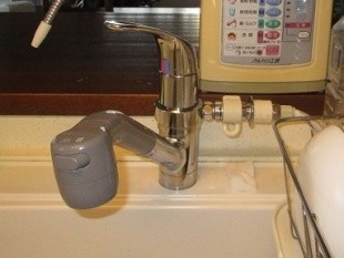 当初から使用しているキッチン水栓の隙間などから水が漏れてきてしまって困っているの