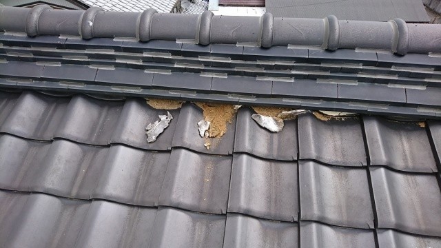 家の屋根のてっぺんにある棟から漆喰がボロボロ落ちているのが気になるなぁ。