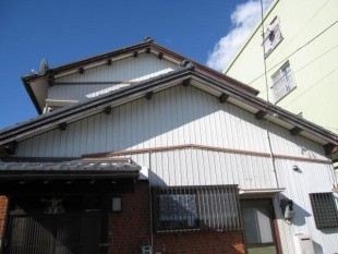 破風、鼻隠し(木部)の塗装がはがれてきたので塗り替えをしたいなぁ。