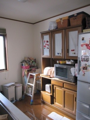 ごちゃごちゃしていてすっきりしないし、収納増やしたいわ。