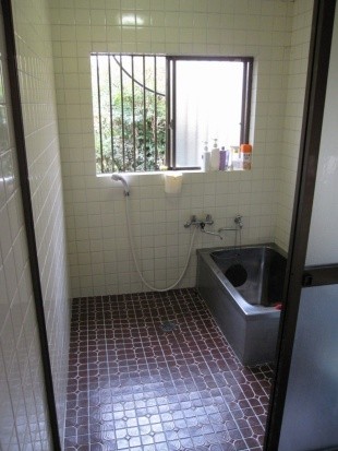 浴室がタイル貼りで寒いのと、洗面室の天井が黒く汚れてきたからきれいにしたいなぁ。
