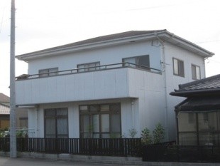 15年位前に塗り替えたけど、また汚れやヒビ割れが目立って来たなぁ。
