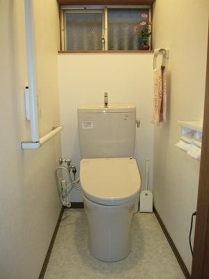 豊田市　トイレリフォーム　手すりと換気扇も取り付けました