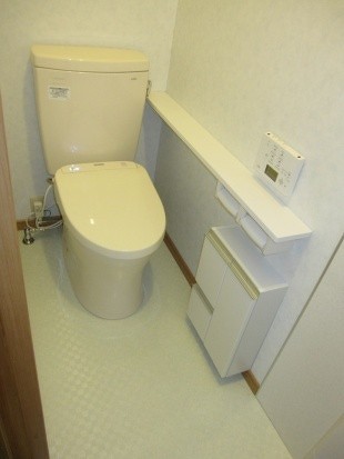 豊田市　Ｉ様邸　トイレリフォーム　トイレ取替と一緒に床・壁も張替えました