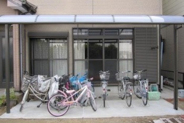 物干しスペースも兼ねた自転車置き場です