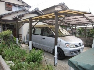 仕切りをなくして入れやすいカーポートにしたいなぁ。