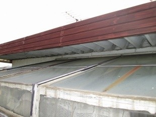 2階サンルームから雨水が侵入し、1階電気分電盤廻りに雨漏りをして不安だなぁ。