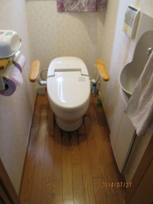 トイレと床の間から水漏れがあり床が腐ってきたわ。