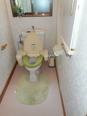 トイレの床にシミが出てきて不安になったのでなおしてほしい。

