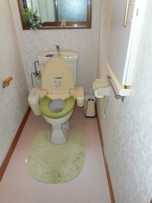 トイレの床にシミが出てきて不安になったのでなおしてほしい。