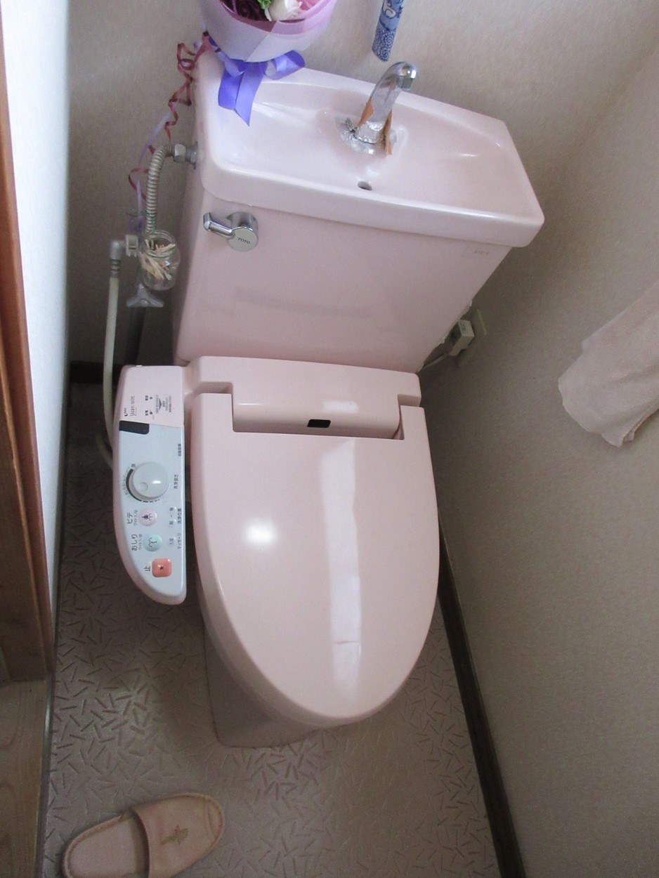 トイレの便器に水が漏れている