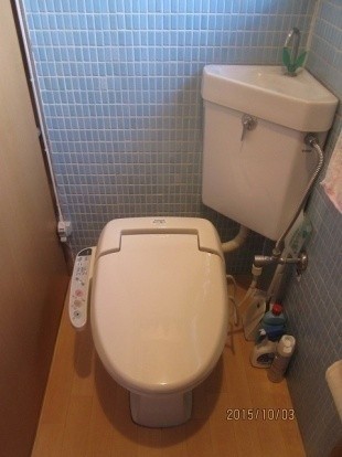 トイレが古くなってきたので取り替えたい。
土壁をクロス貼りにしたい。