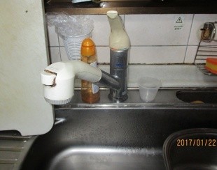 約18年使っているキッチンの水栓から水が漏れてきて困ったわ。