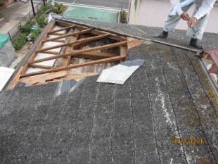 強風の時に屋根が飛んでしまった。雨漏れしない程度の補修をしたいなぁ。