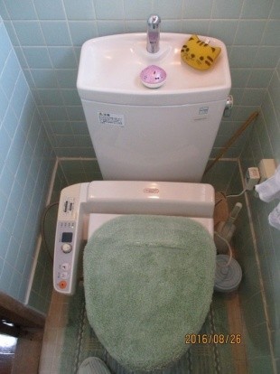 トイレの便座から水漏れしちゃってタオルを置いておくと絞れるほどで困ったわ。
