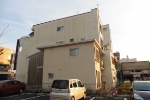 隣家が建替えで解体したら、前回塗れなかった箇所がくっきりと出ていて気になるなぁ。