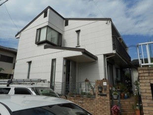 以前の塗装から10年以上経って、外壁、屋根の傷みが気になるなぁ。