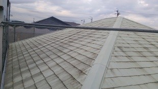 外壁はきれいなのに、屋根だけがどうしても色褪せて劣化が見えてしまうなぁ。