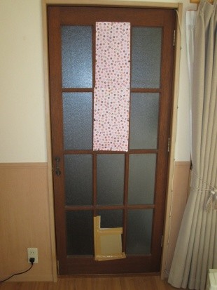 ガラスが割れてしまって困ったわ。