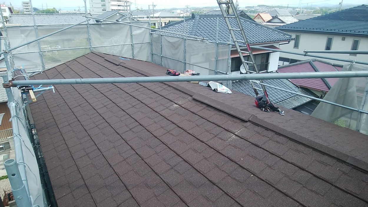 カバー工法の屋根を撤去して、金属屋根に