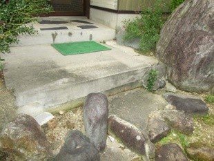 玄関先のコンクリートが割れてきてしまったのできれいにしてほしいわ。
