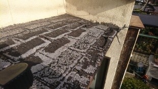 雨樋が劣化して雨水が溢れてくるので直したいなぁ。