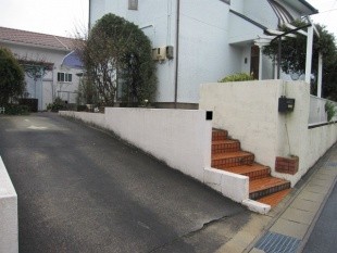 階段が雨が降るとすべりやすいのですべににくくしたいなぁ。