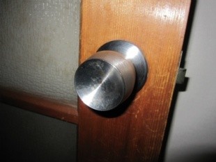 ドアのしまりが悪くなってきたし、動かしやすいレバーハンドルに取り替えたいなぁ。
