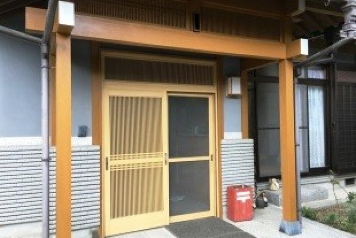 豊田市　玄関ポーチ柱塗装　玄関が明るくなりました。