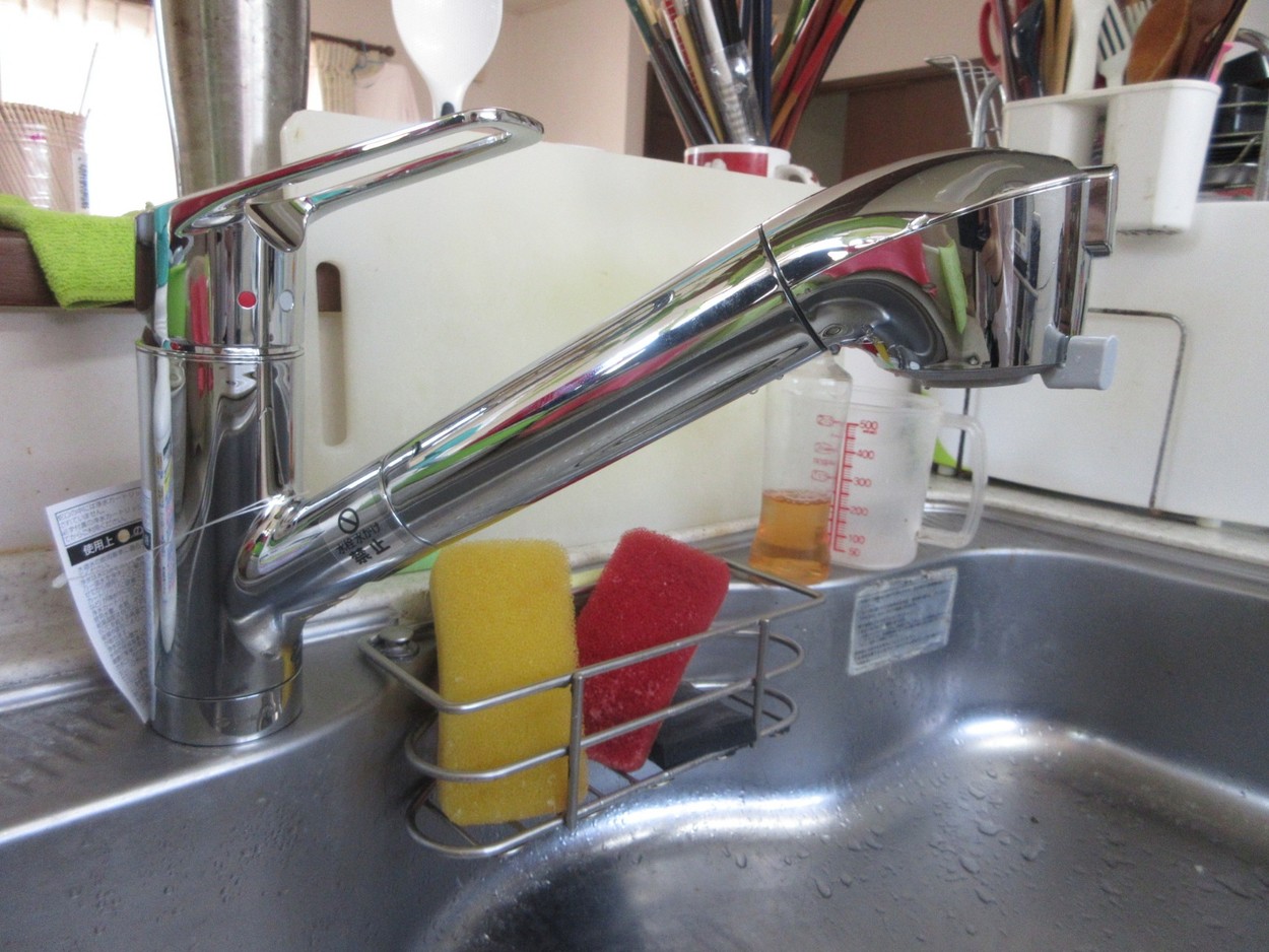 キッチン水栓ヘッドの上部に、浄水切替のボタンが付いております！こちらで簡単に「浄水」「原水」に切替可能です！