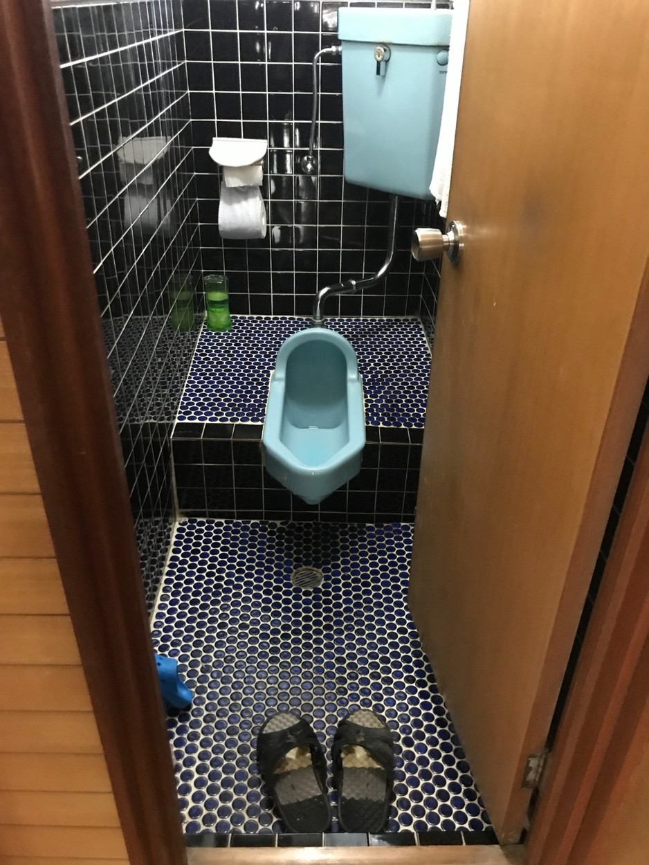 和式トイレだと、かがむのが大変で・・・