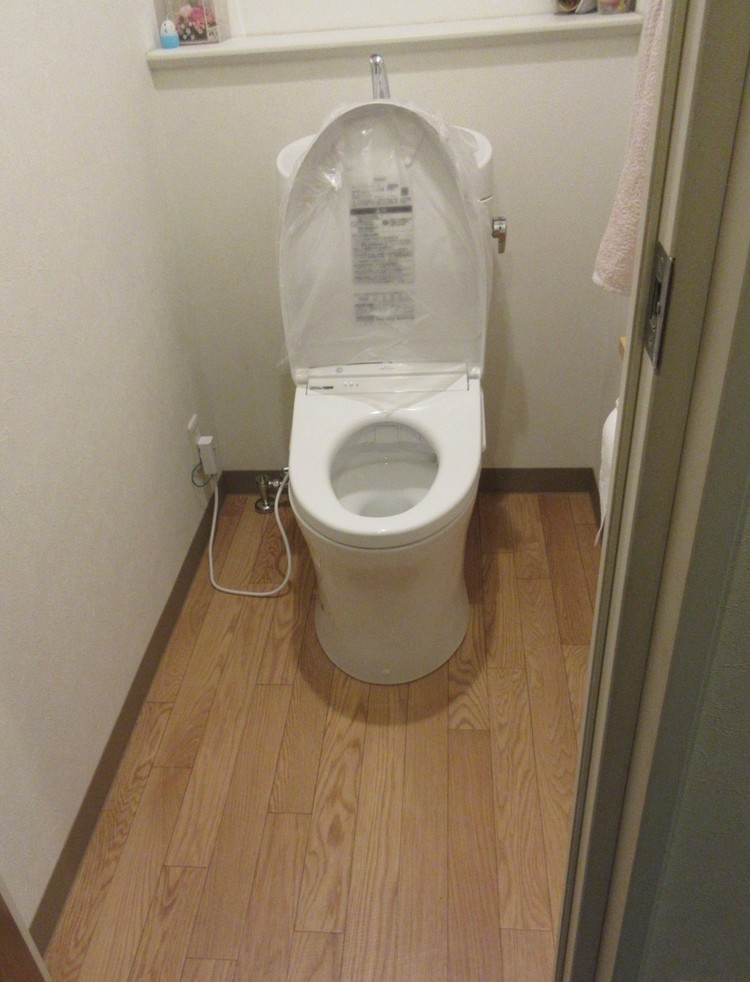 真っ白いトイレに！クッションフロアとのコントラストが　素敵です！