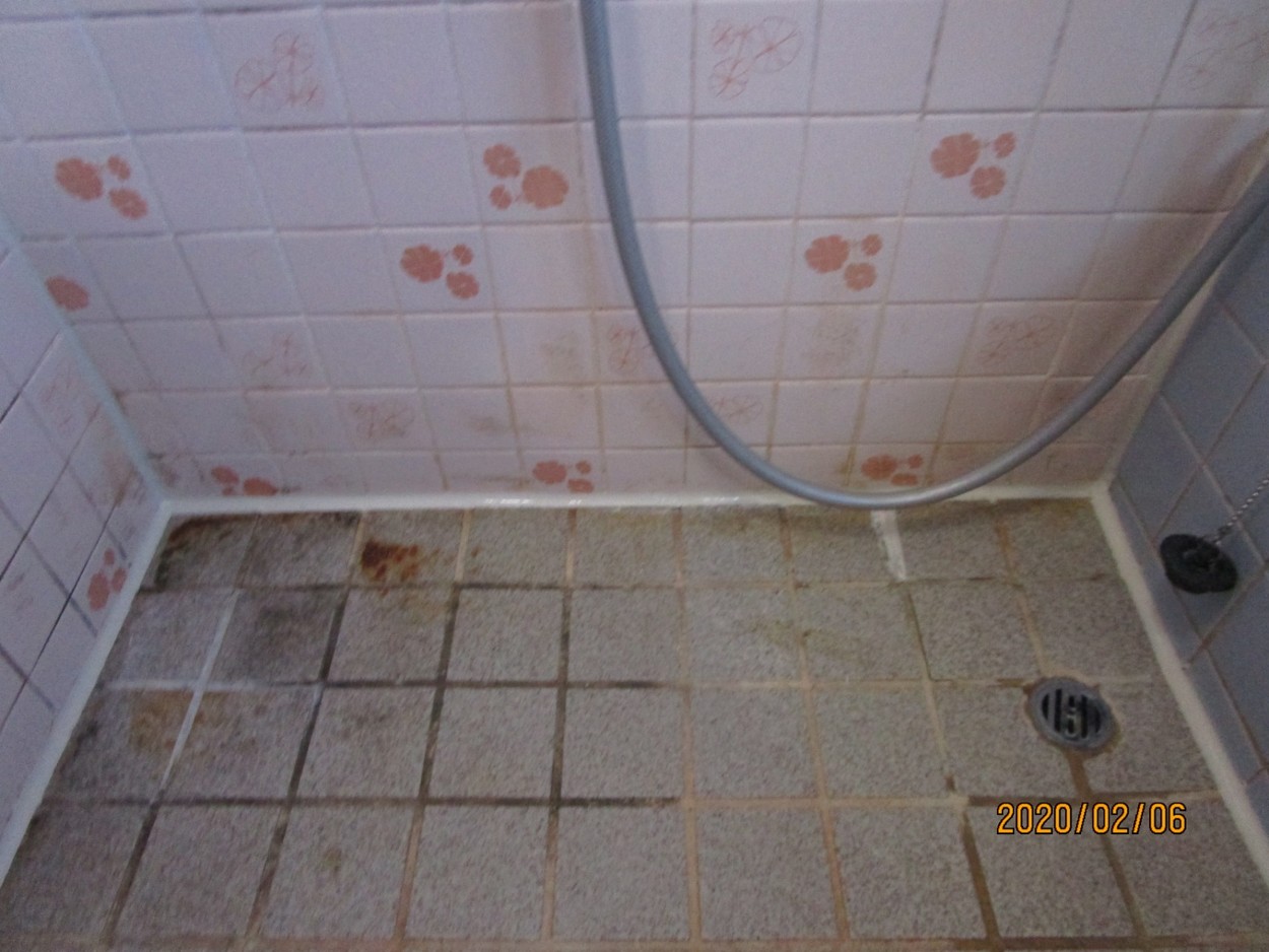 コーキングを施して、浴室下への水漏れの心配は軽減されます！