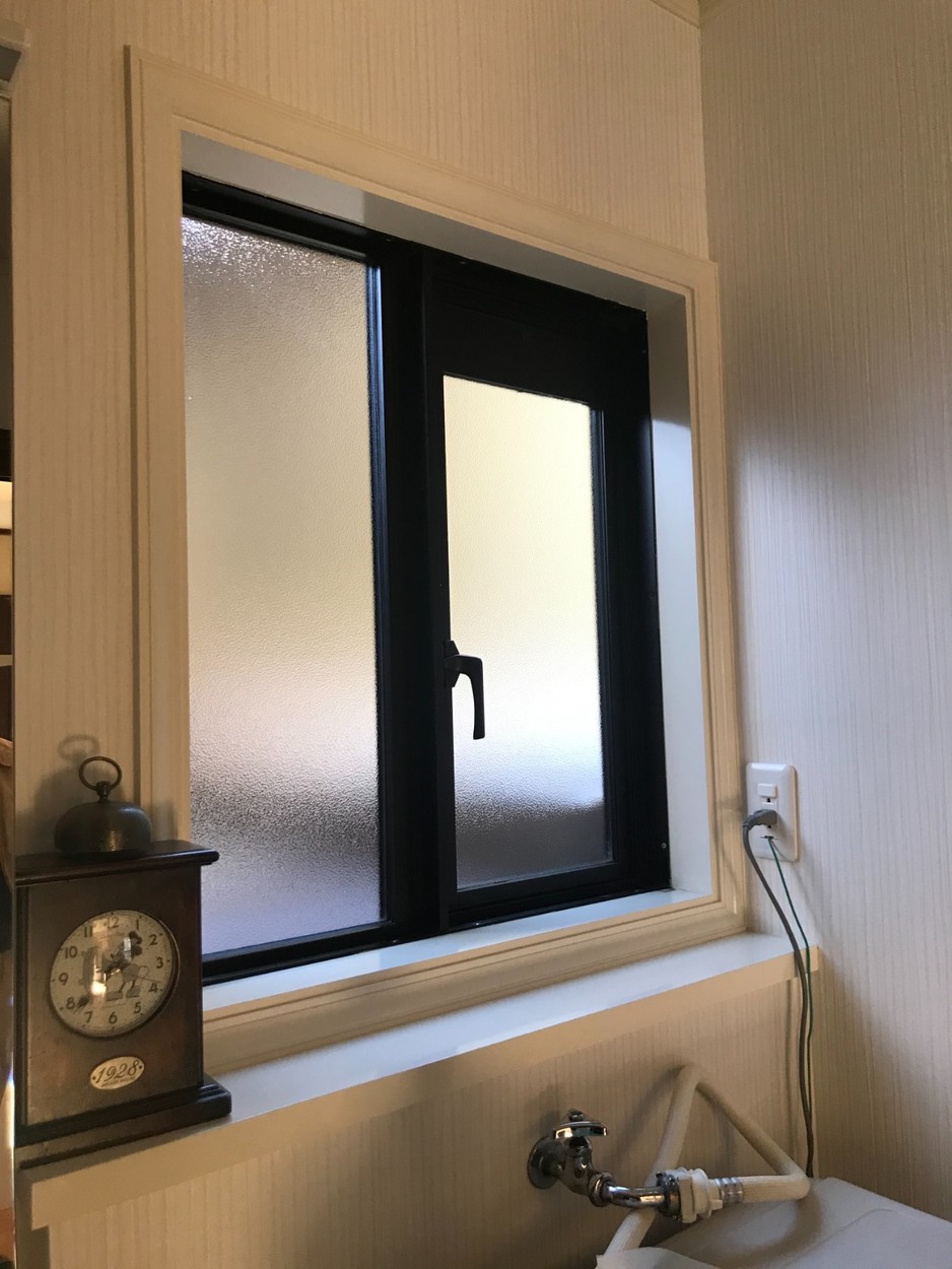 脱衣場の窓から冷気が気になるな・・・