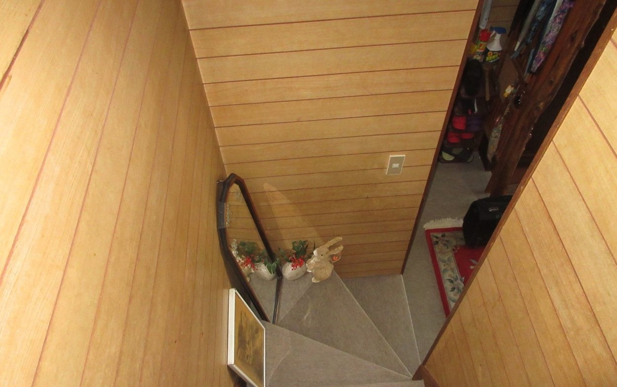 階段が急なので、降りるのが怖いの・・・