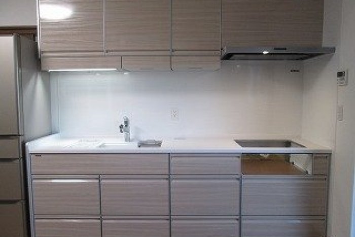 キッチン改装工事　タカラスタンダード/トレーシア/対面から壁付け/ガスコンロからＩＨ/ＷＰＢ/クロス貼替