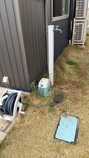 散水栓から給水を分岐させて水栓柱を立てました！