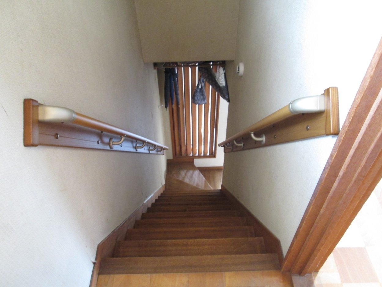両側に手摺がついて安心して階段を使えます！