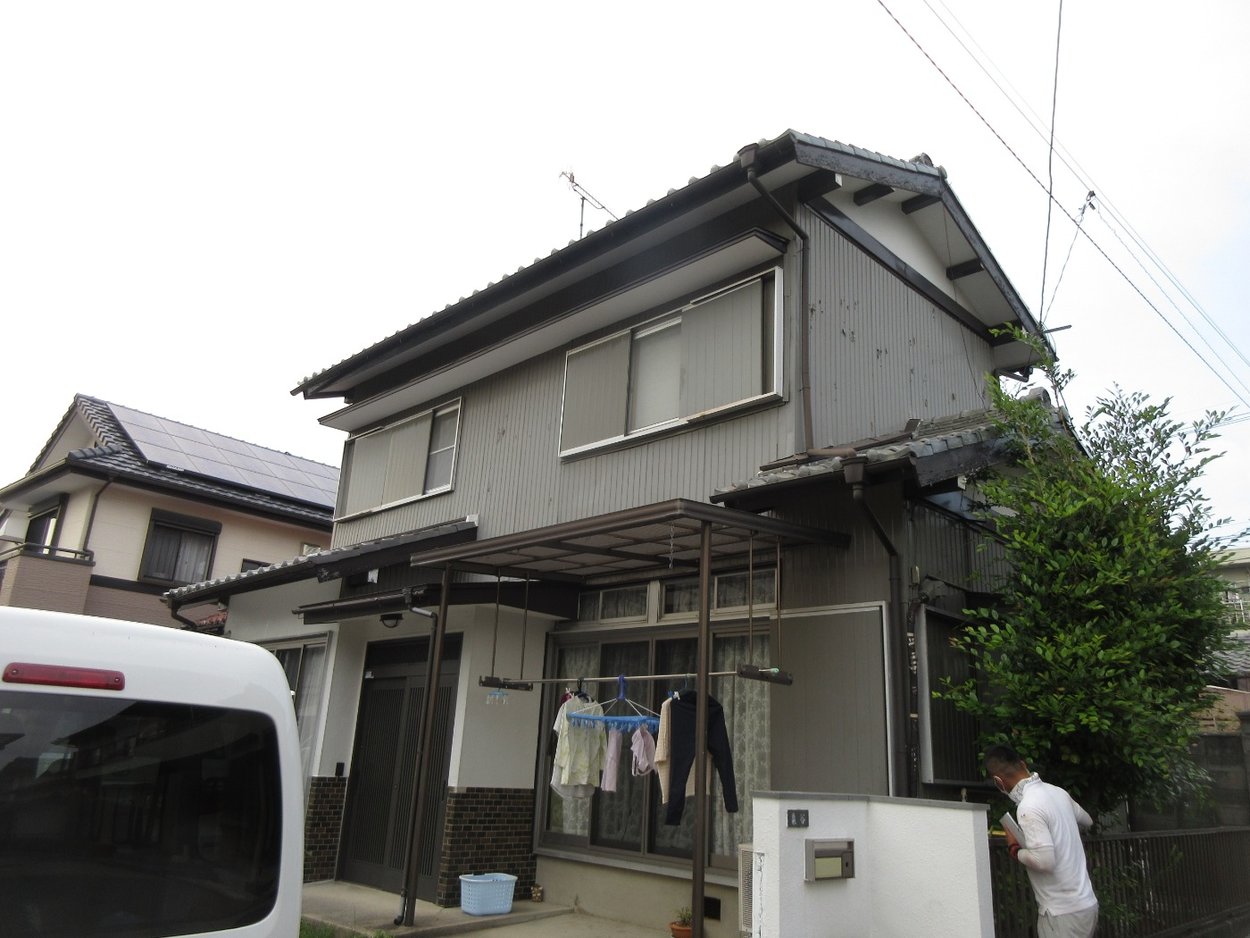 トタンの塗装が捲れてきたのでそろそろ塗装をした方が良いですか?