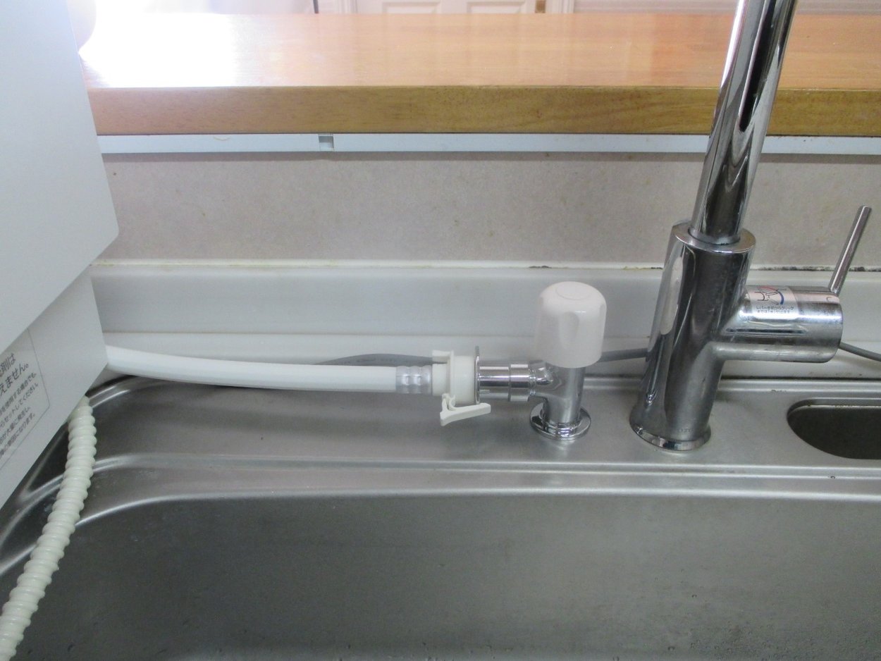 食洗機用の分岐水栓をシンクに新設、食洗機を新しく置くことが出来ました！