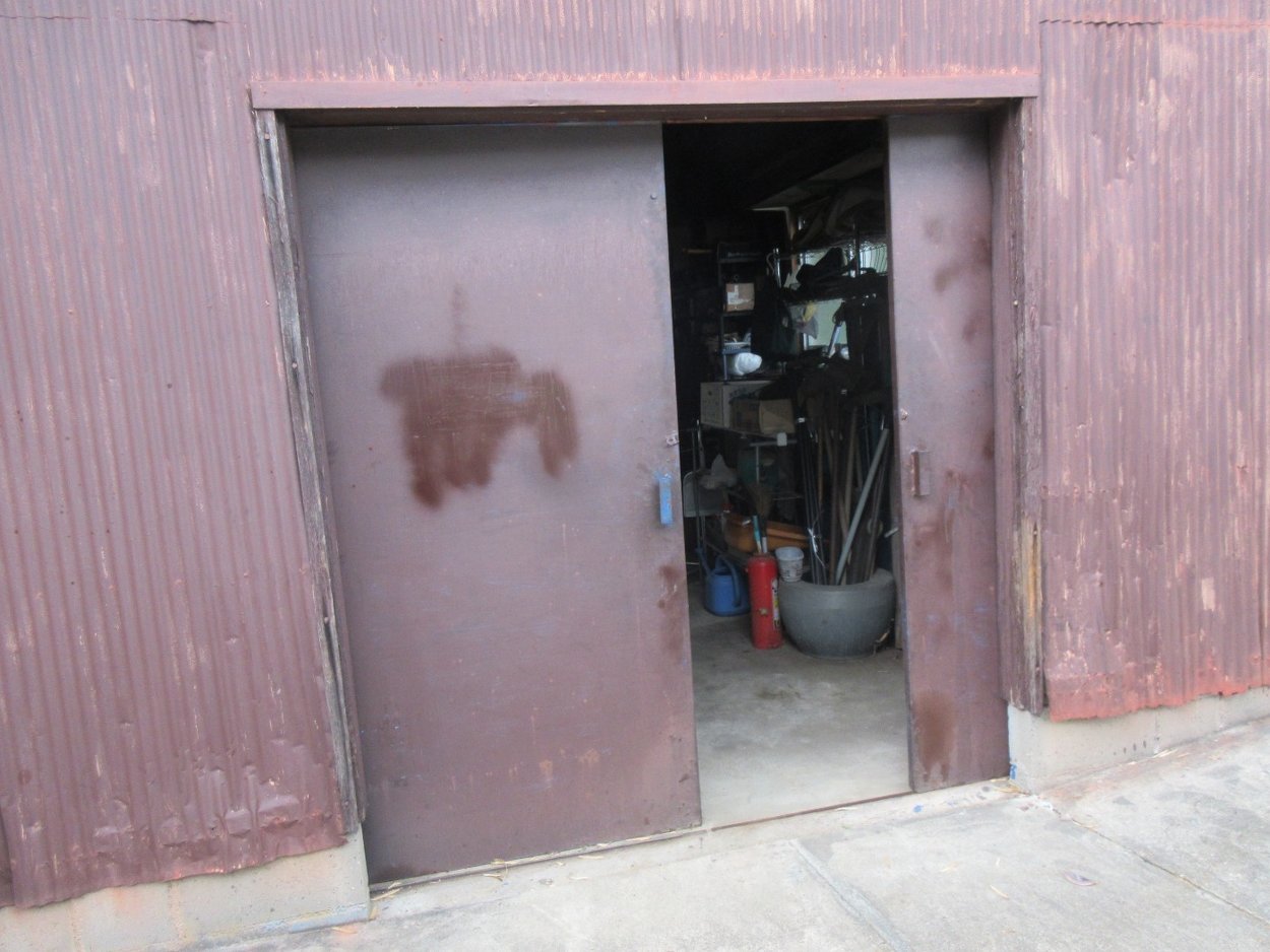 倉庫の扉が重たいので取り換えてほしいんです。