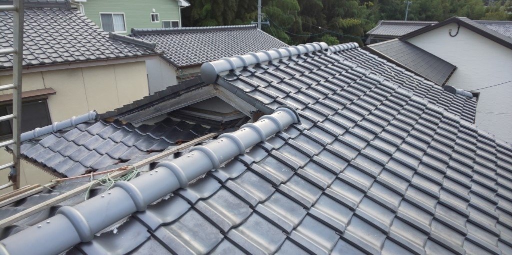 雨漏りにも地震にも台風にも強い屋根になりました。