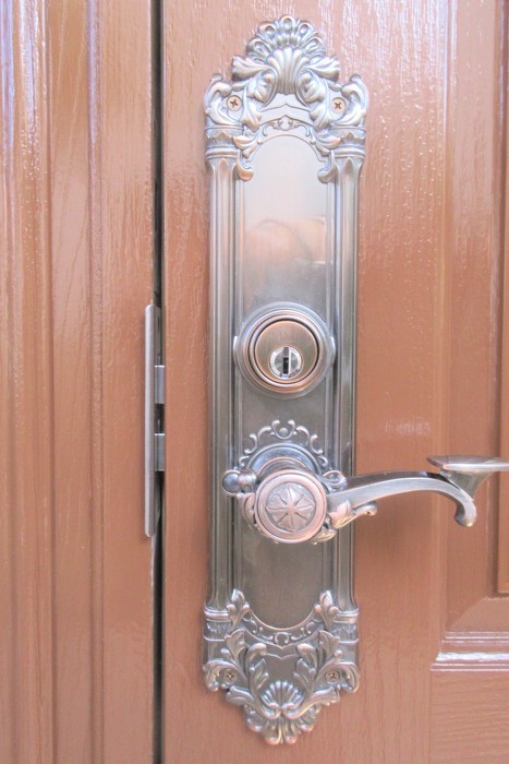 新しい「玄関ドアレバー」に！西洋風のデザインで、玄関のイメージチェンジ＾＾