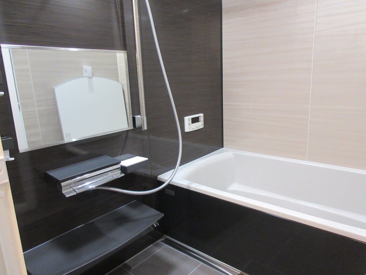 アクセントパネルで色のメリハリをつけて高級感のある浴室空間となりました！