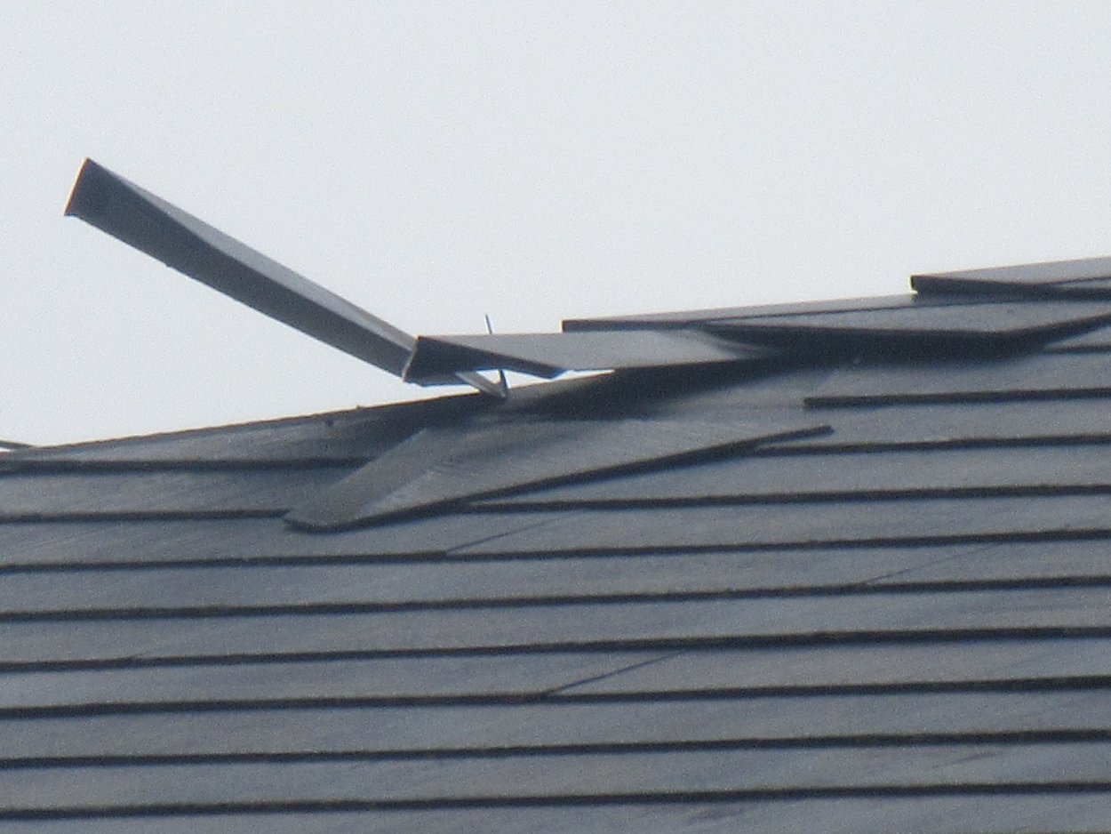 強風で屋根の板金が浮き上がってしまいました。
