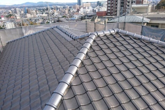 瓦屋根の棟の改修工事