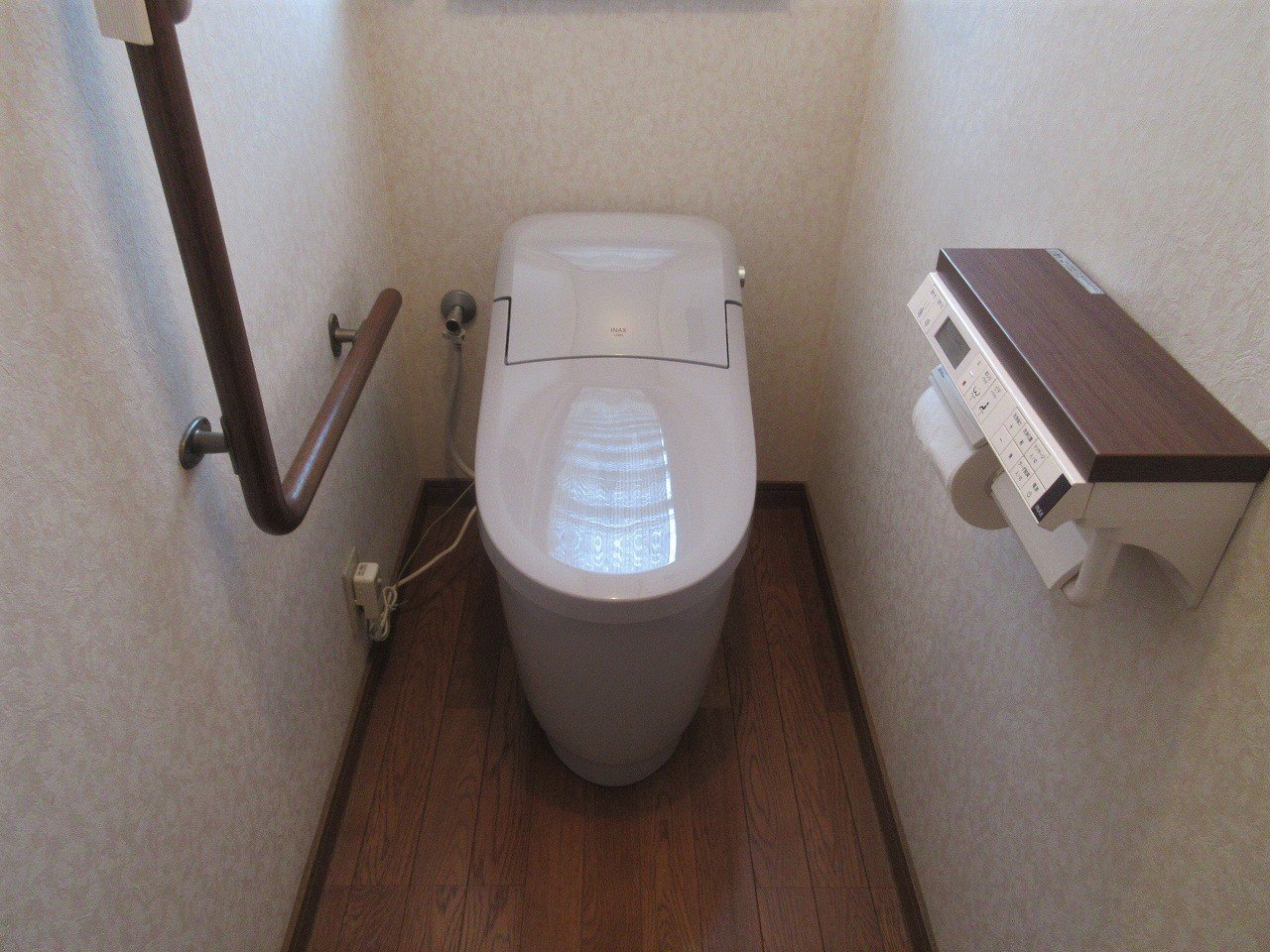 LIXIL製 プレアスLS」一体型トイレをお取付けしました！ 紙巻器は