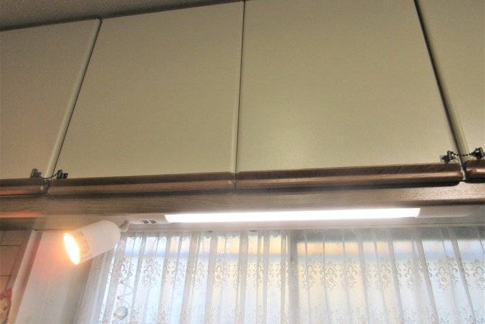 「キッチン照明取替」のご紹介です♪「スポットライト付」横長照明のため、より広範囲を照らせます！！