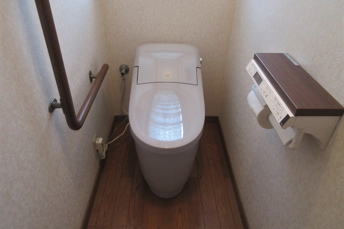 「LIXIL製　プレアスLS」一体型トイレをお取付けしました！　紙巻器は、リモコンと一体型デザインに☆